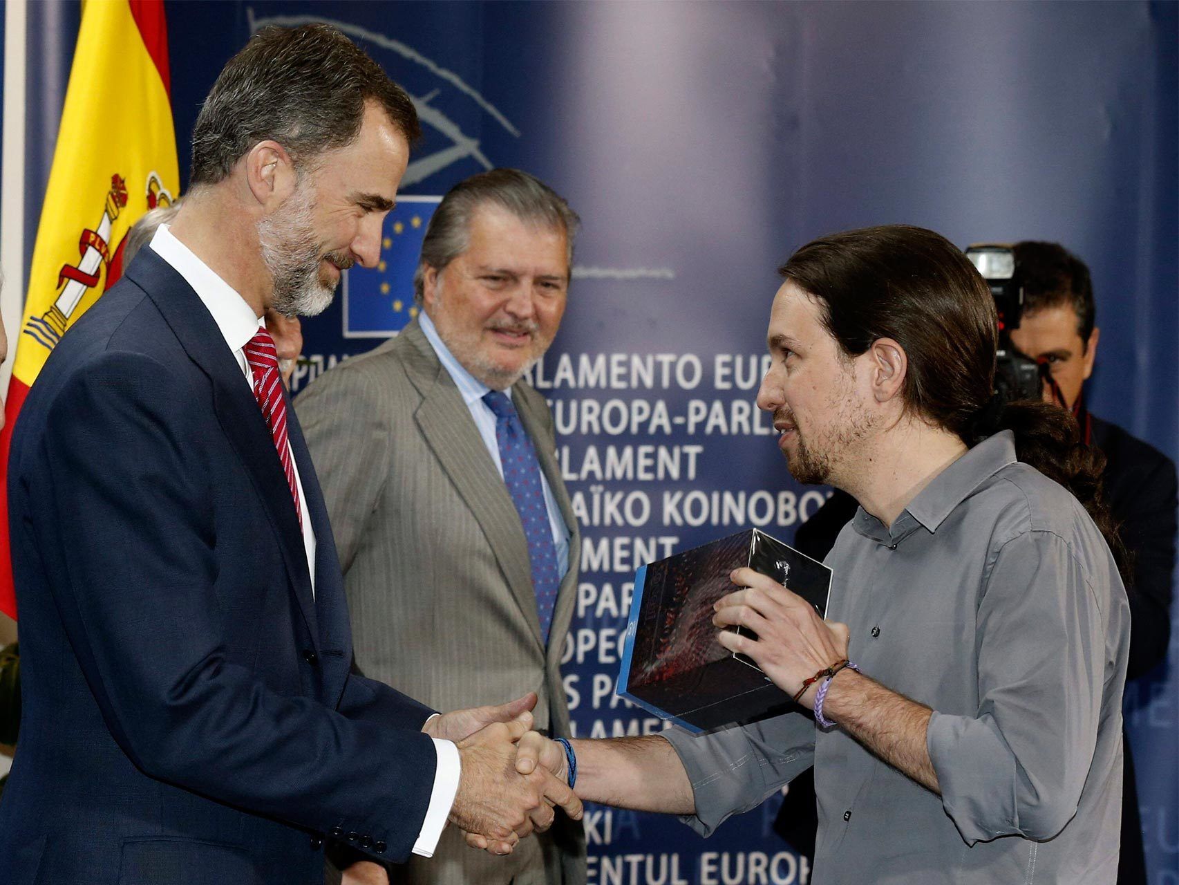 El momento en el que Pablo Iglesias regaló Juego de Tronos a Felipe VI.
