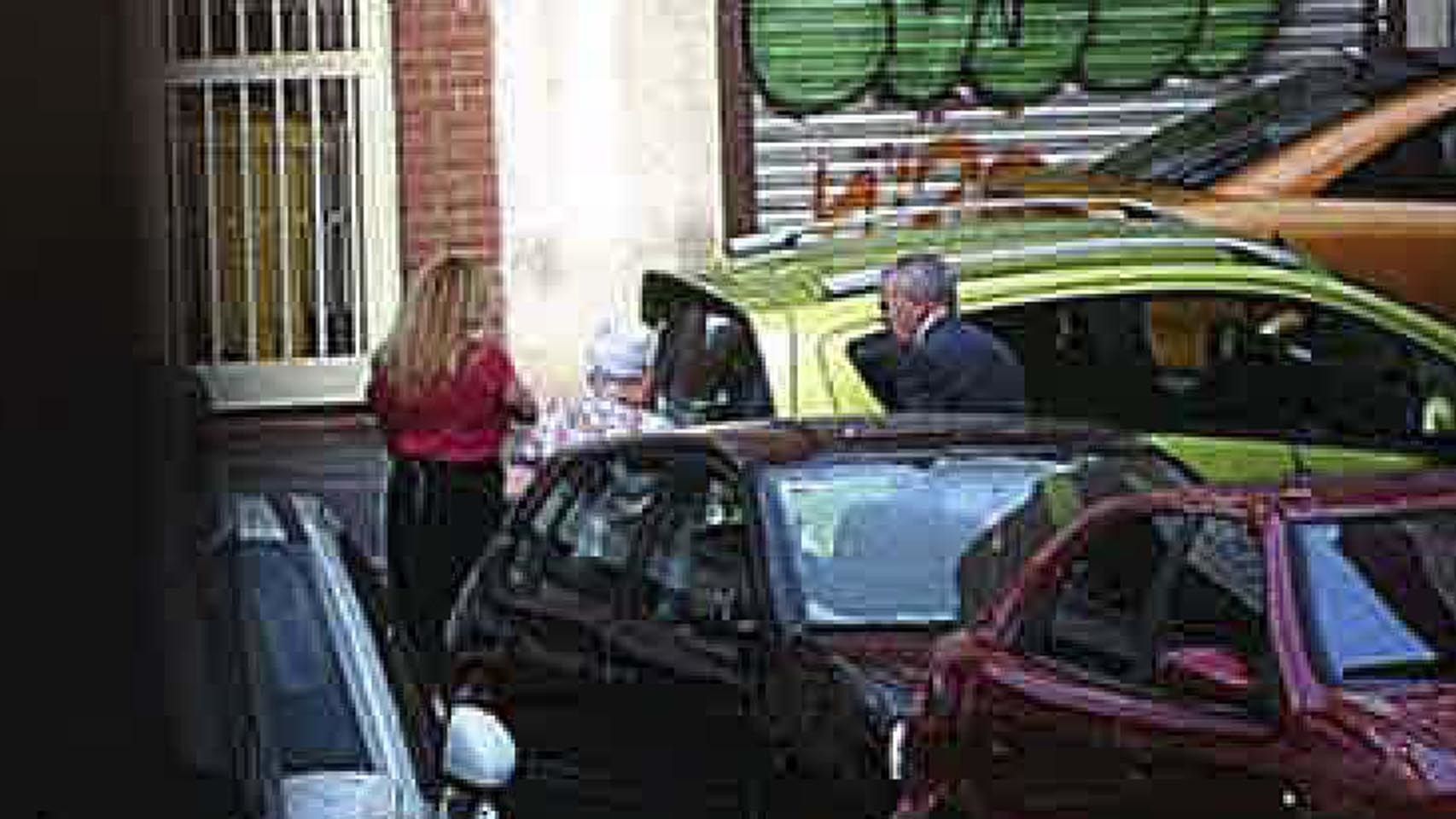 Una de las imágenes presentadas en el juicio en la que se ve cómo los abuelos paternos llevan al menor a una reunión de testigos de Jehová.