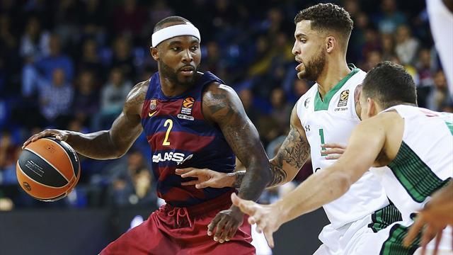 Rice bota el balón ante dos rivales del Darussafaka.
