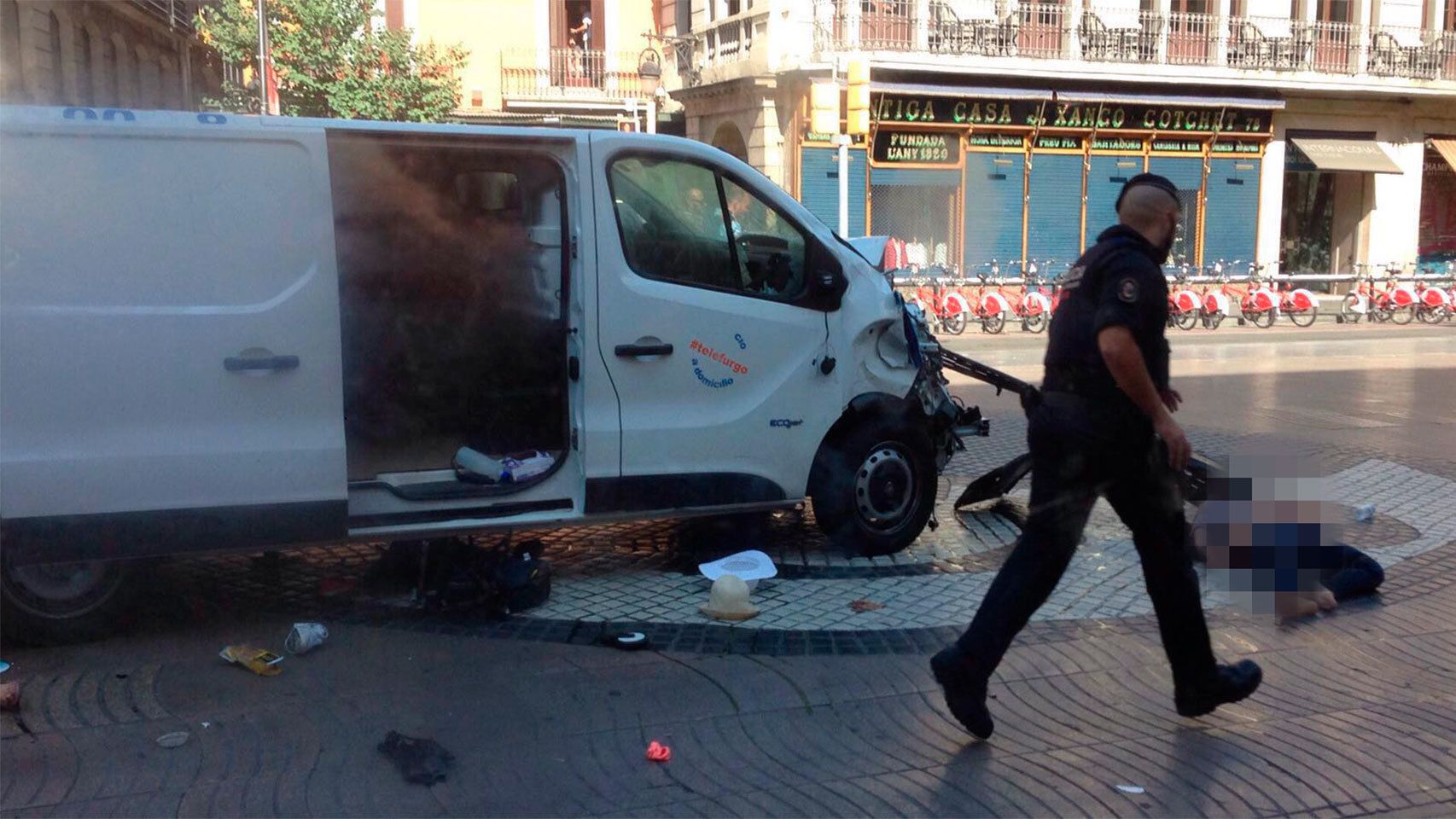 La furgoneta que ha atropellado a los viandantes en Las Ramblas.