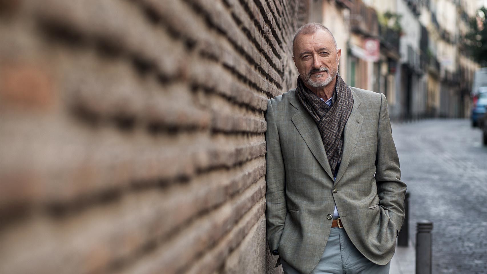 El escritor Arturo Pérez-Reverte en el centro de Madrid.