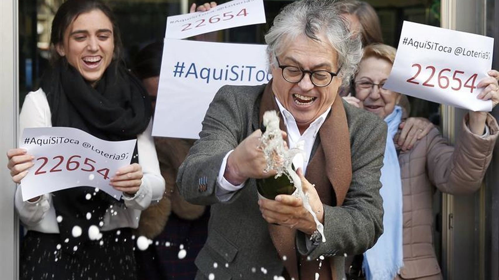 El titular de una administración de Barcelona celebra haber repartido el primer premio.