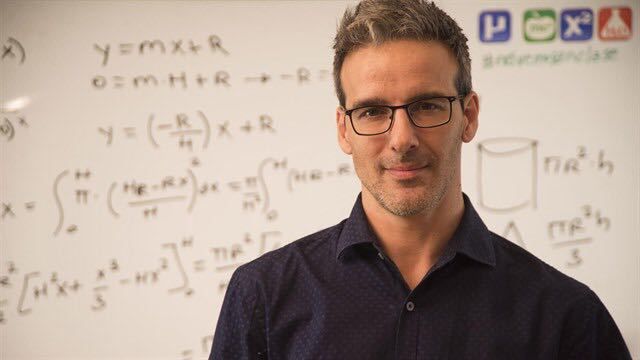 David Calle delante de la pizarra que utiliza para resolver ejercicios.