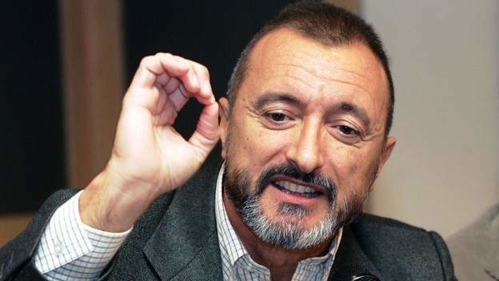 El director de la RAE enseña la salida a Pérez-Reverte: “No podemos negarnos al informe”.