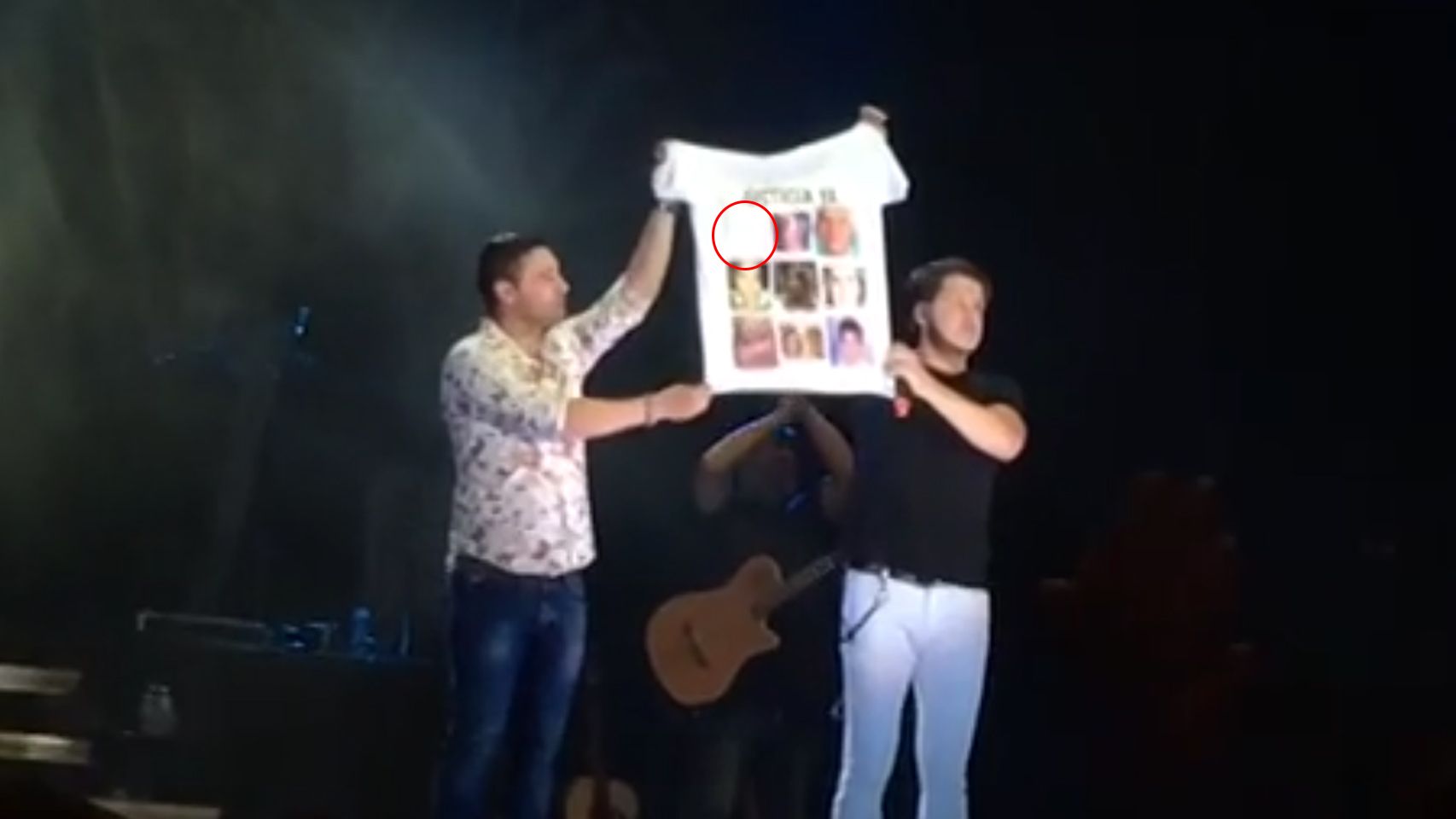 Andy y Lucas enseñan una camiseta en la que ya no aparece el niño Gabriel.