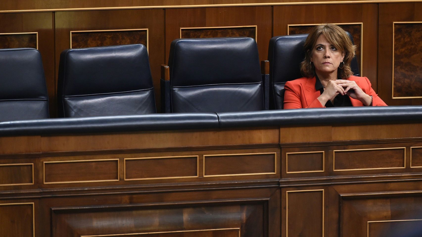 Dolores Delgado, sola en su escaño.