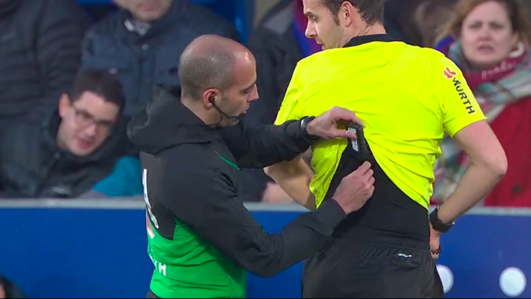 La cómica situación de Melero López durante el Huesca - Real Madrid: se quedó sin sistema de comunicación