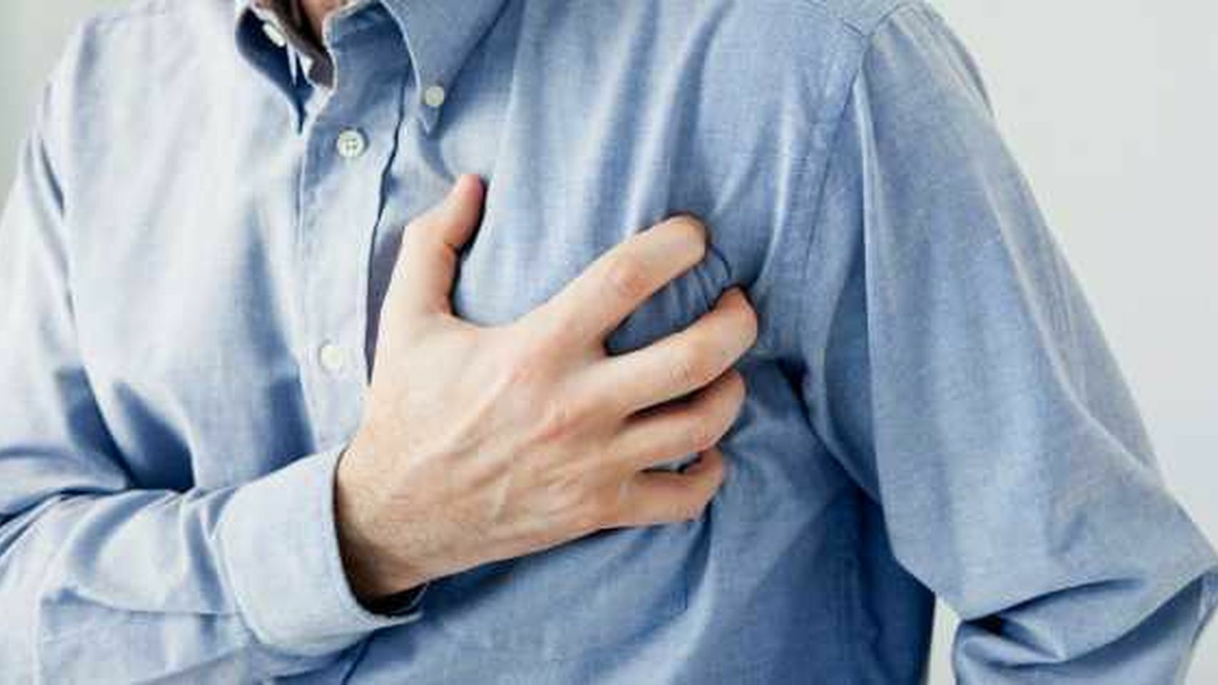 Un hombre se echa la mano al corazón por un fuerte dolor.