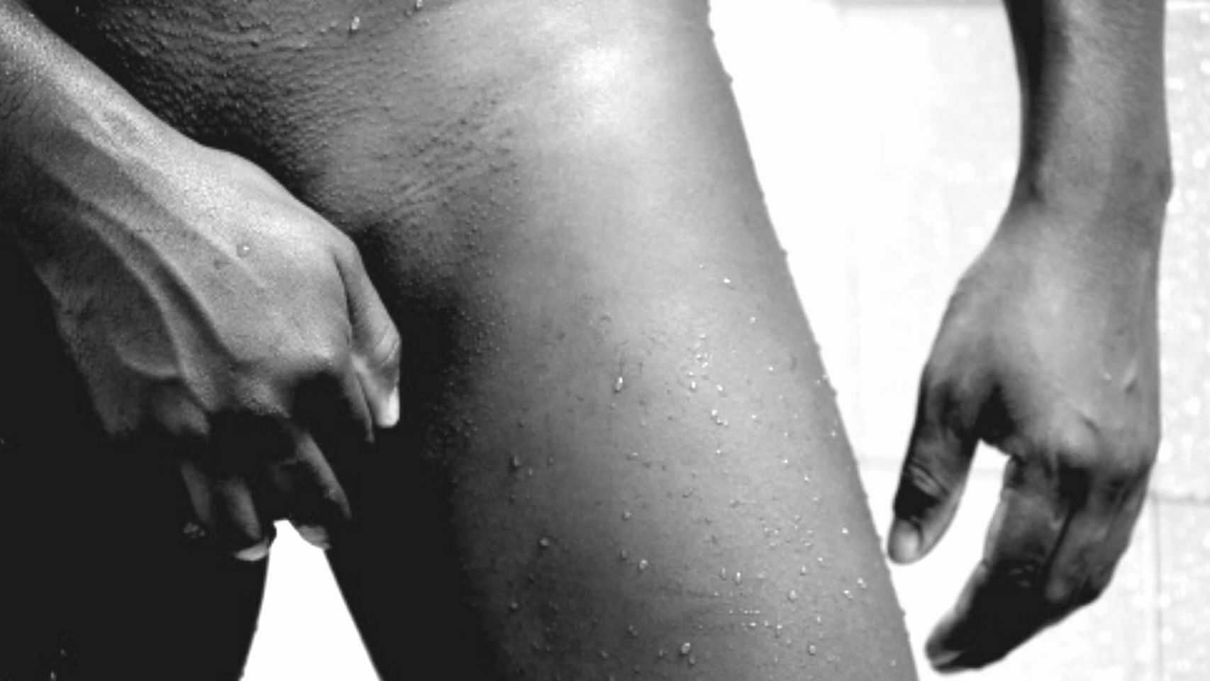 Un hombre ocultando su aparato genital