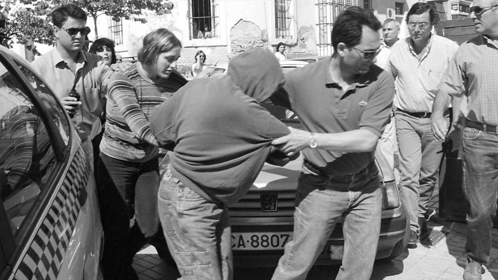 Raquel (izquierda) e Iria, que oculta su rostro bajo una capucha, llegando al juzgado de San Fernando (Cádiz).
