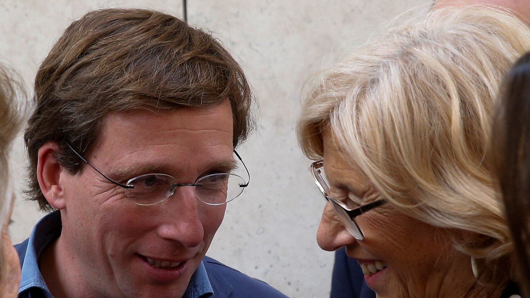 Almeida y Carmena, en la Feria del Libro de Madrid