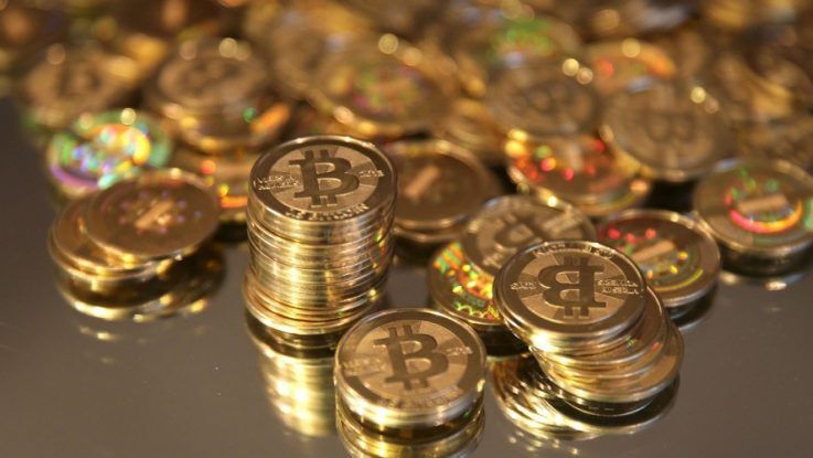 Monedas físicas con el símbolo del bitcoin.