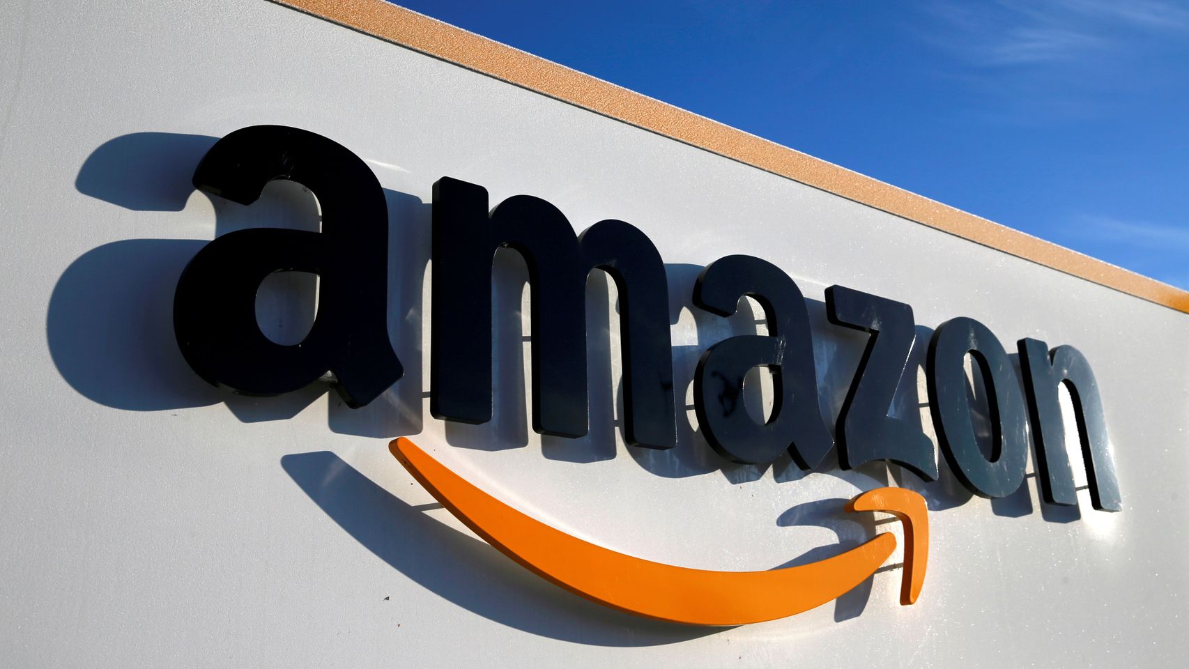 El logo de Amazon, en uno de sus centros logísticos.