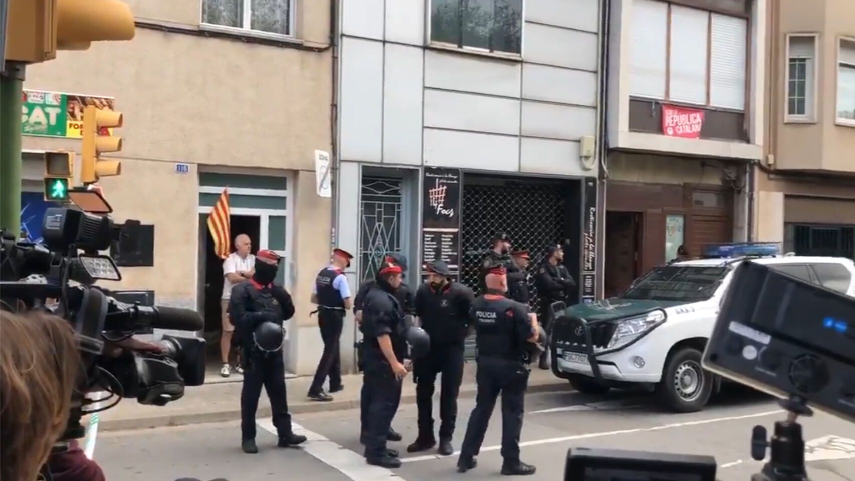 Mossos d'esquadra y guardias civiles en la operación desplegada este lunes en Cataluña.