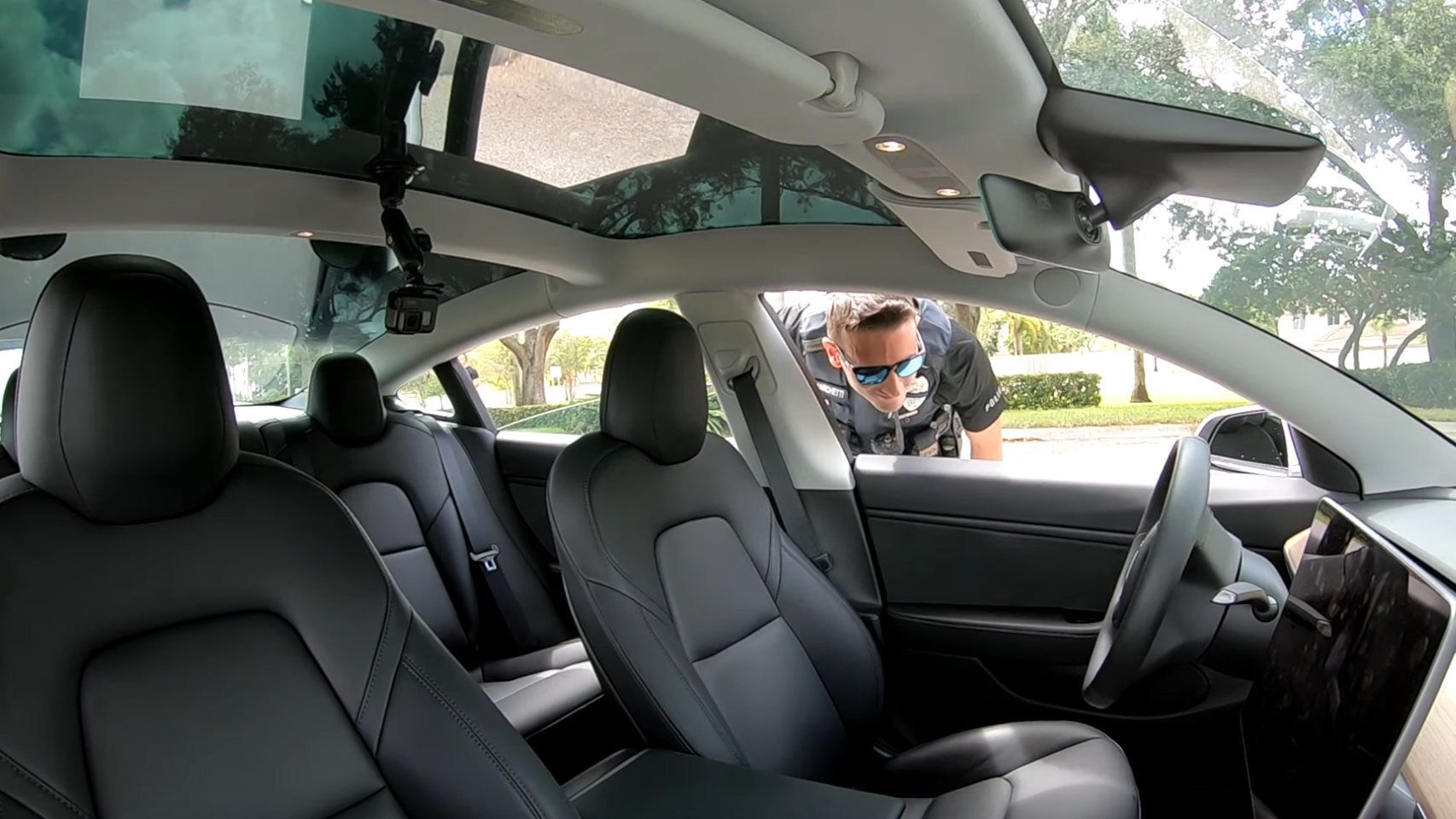 Un Tesla sin conductor es parado por la policía, ¿es real este vídeo?