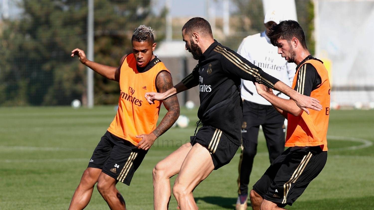 Theo, Mariano y Benzema en un entrenamiento del Real Madrid