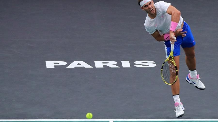 Nadal, al saque durante los cuartos de final de París.