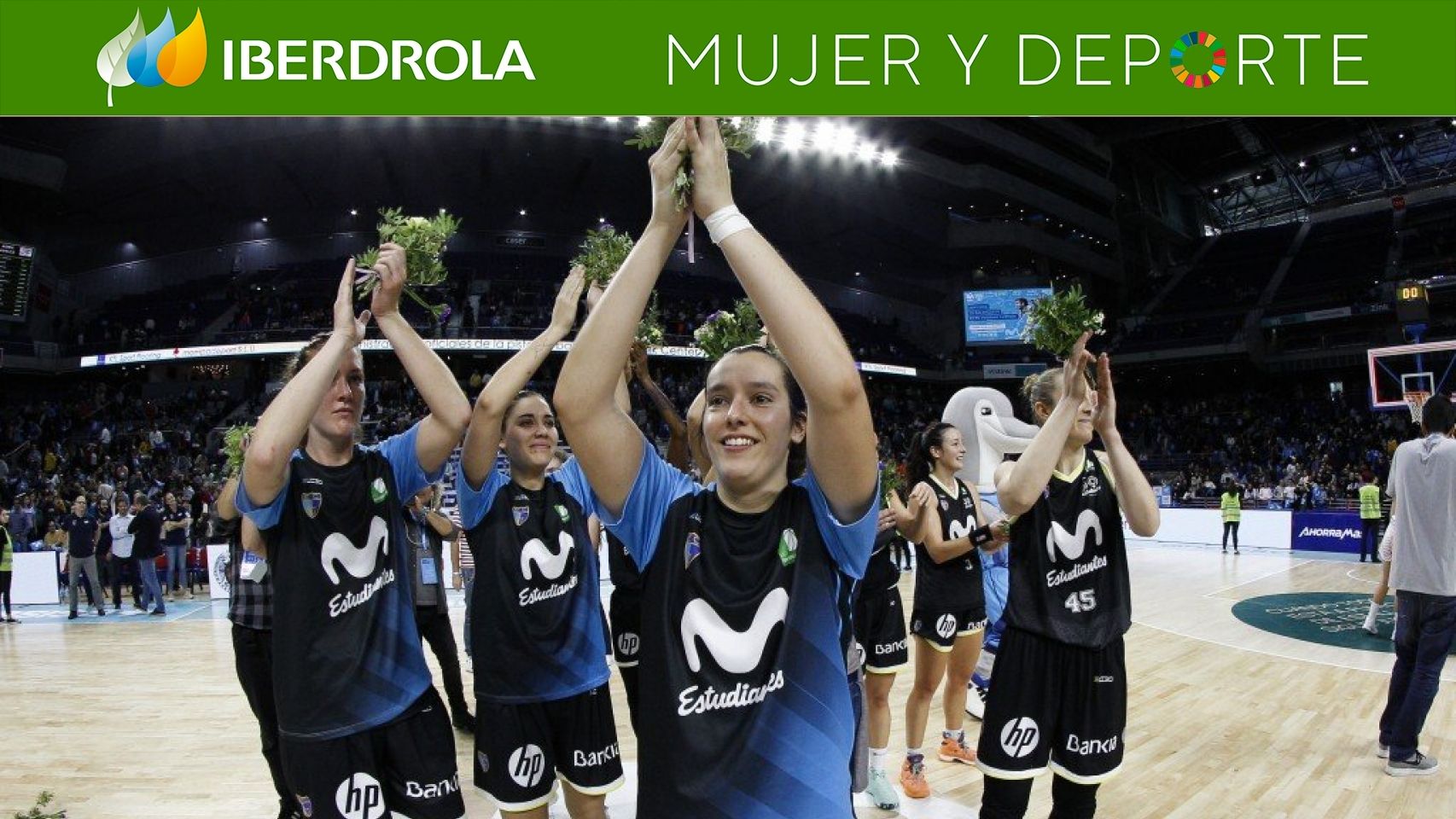 Las jugadoras del Estudiantes tras jugar en el WiZink Center