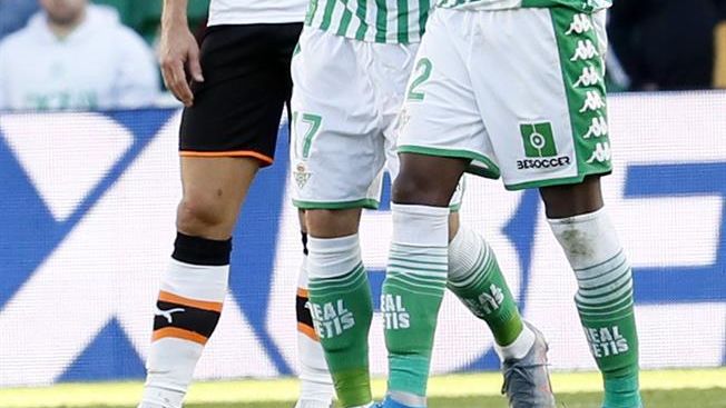 Joaquín y Emerson celebran un gol del Betis al Valencia en La Liga
