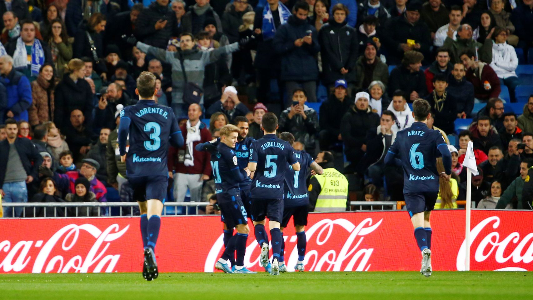 Los jugadores de la Real Sociedad celebran el gol de William Jose