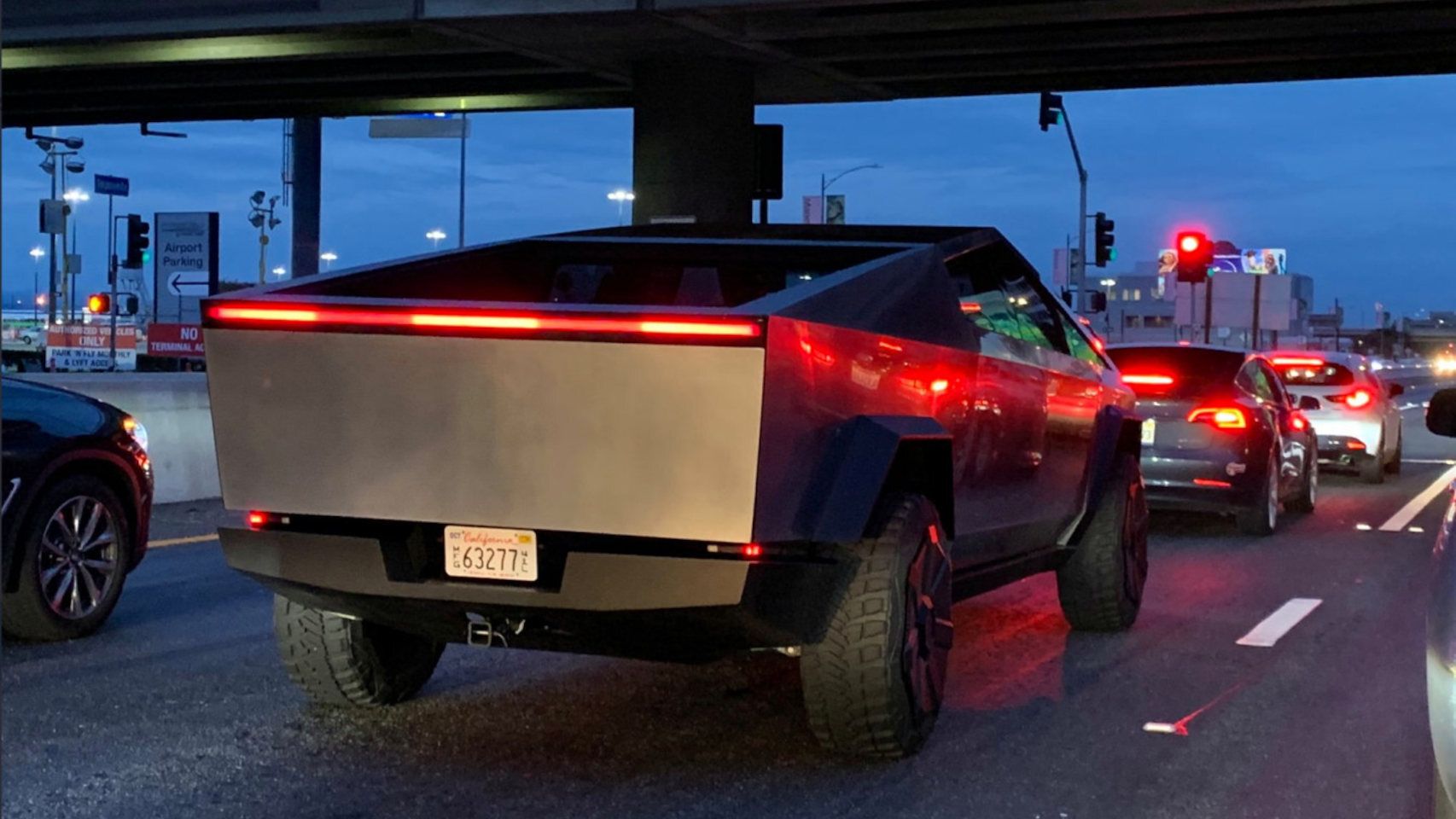 Ver al Tesla Cybertruck en la calle es surrealista