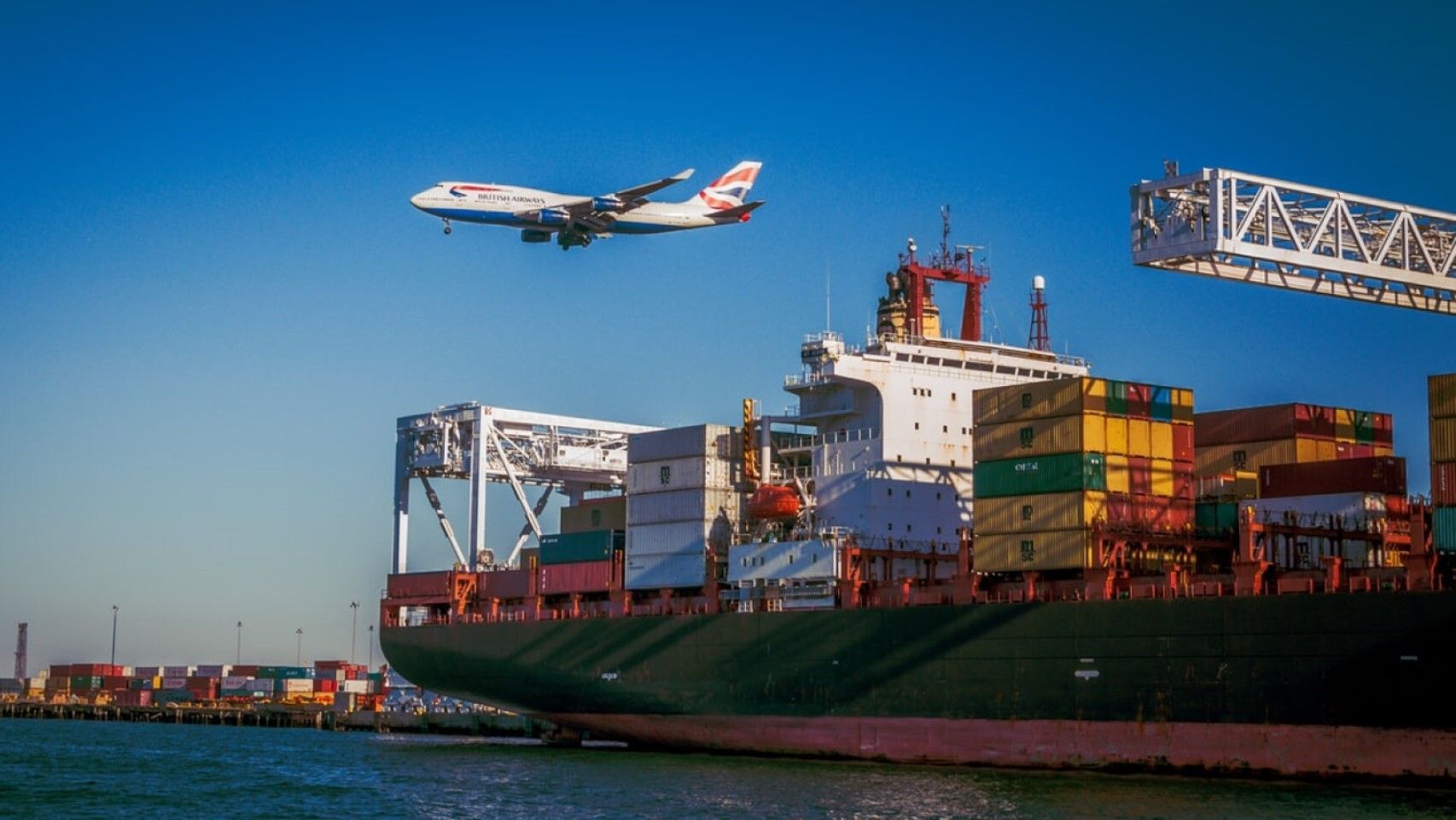 Barco y avión