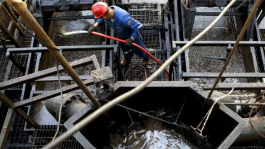 Los precios del petróleo se derrumban, datos de inventarios reavivan preocupaciones