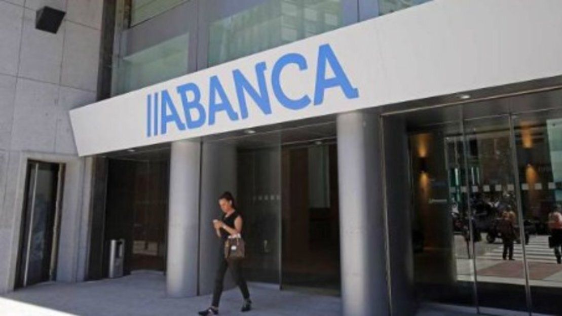Una clienta saliendo de una sucursal de Abanca.
