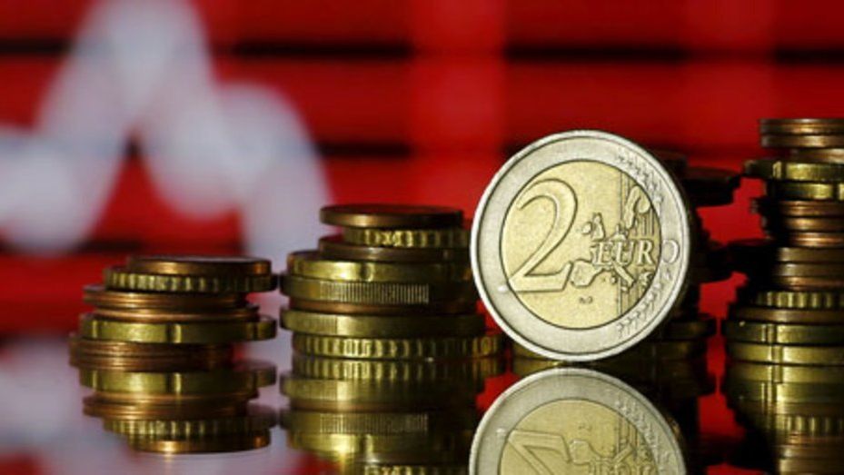 El euro sube hasta los 1,19 dólares en una semana de transición al 2018