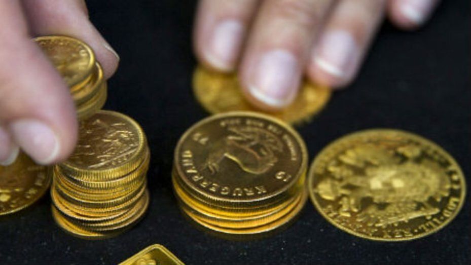 Un inversor maneja monedas de oro.