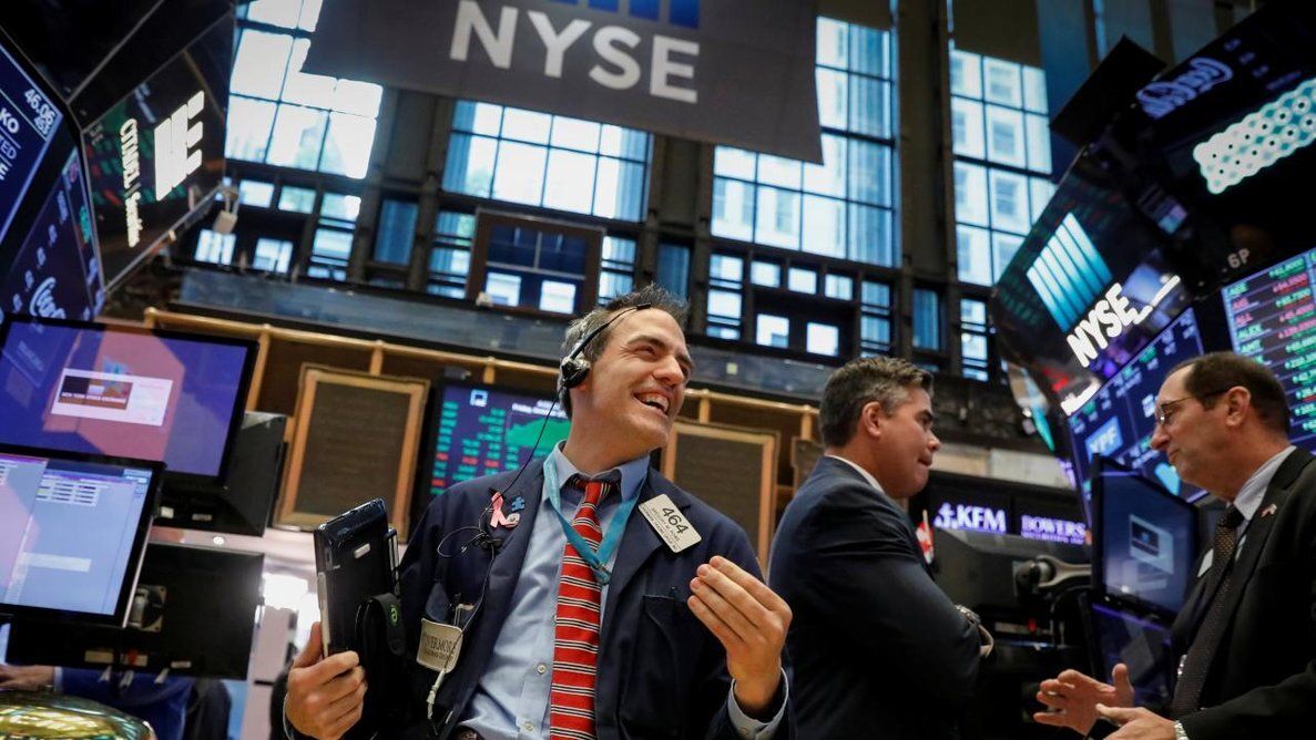 Un bróker con gesto de entusiasmo en Wall Street.