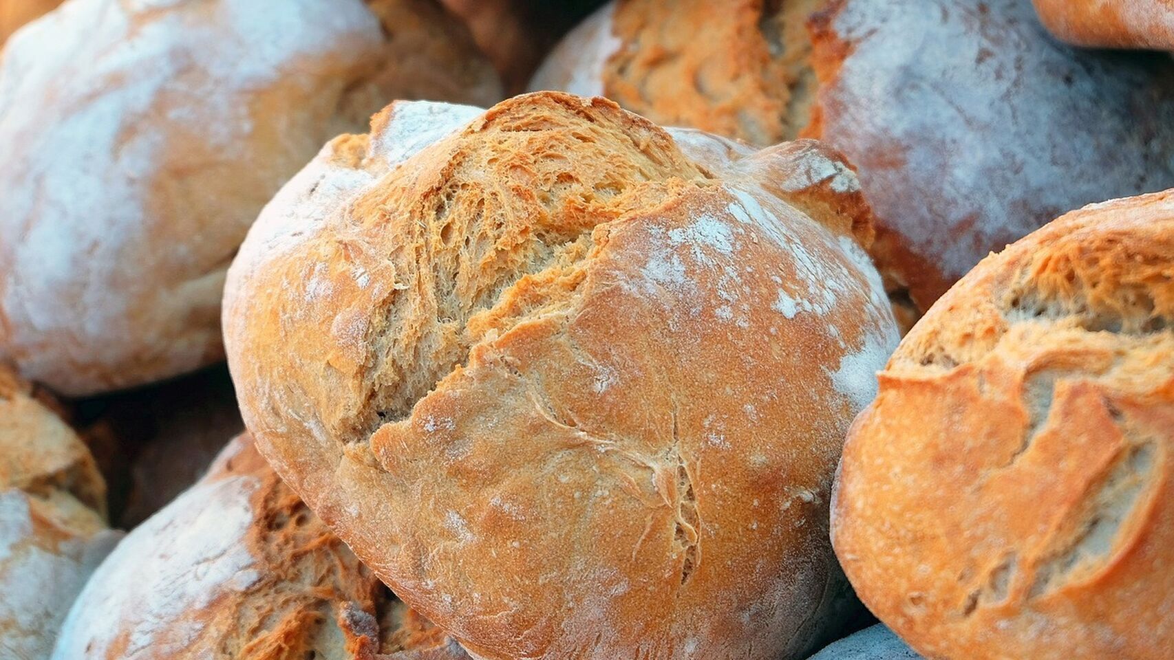 Varias hogazas de pan.