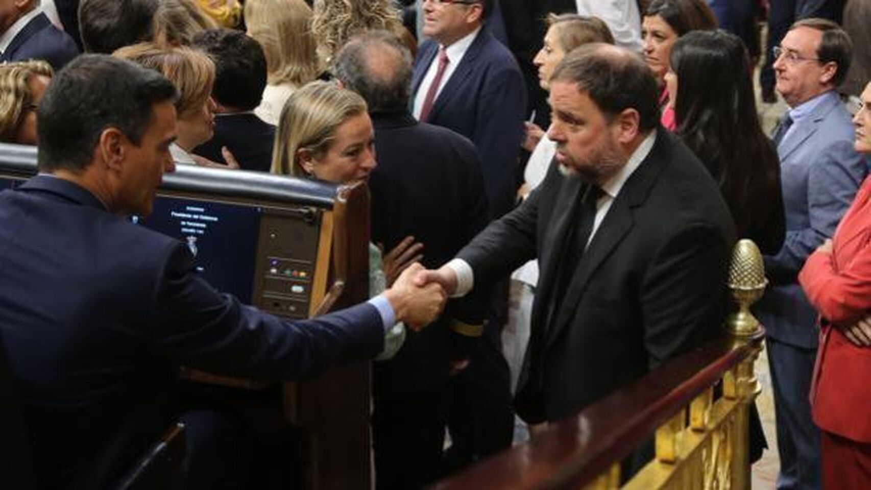 Junqueras saluda a Pedro Sánchez en mayo de 2019 en el Congreso/.