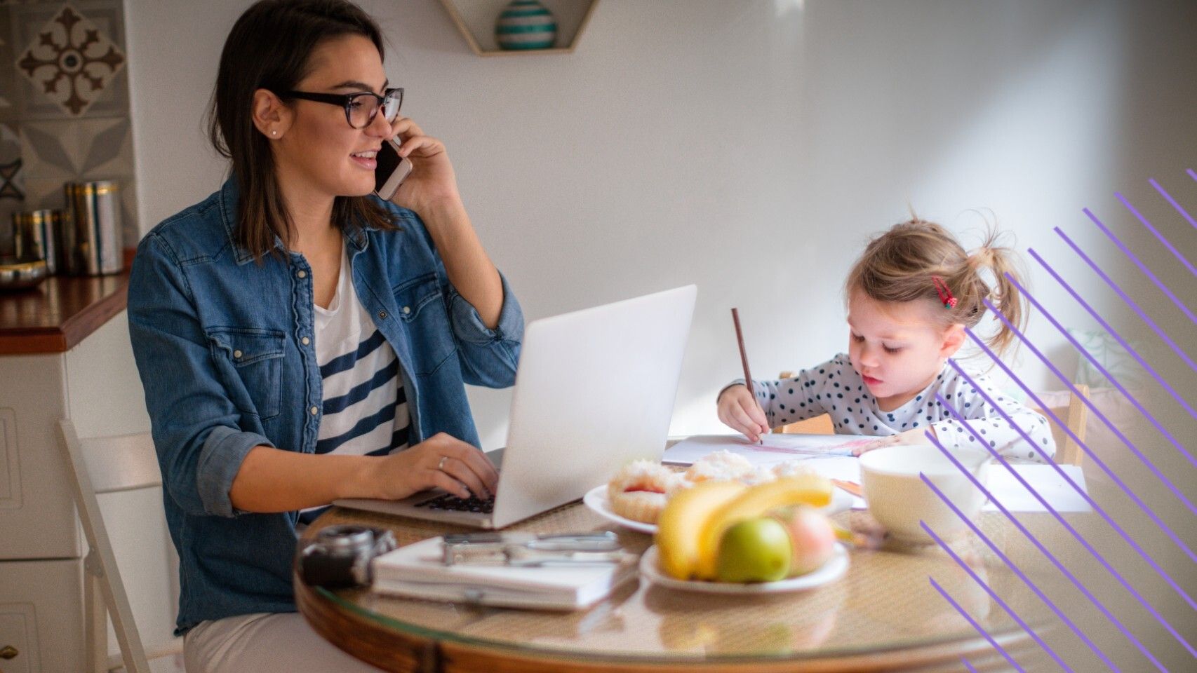 Una madre teletrabajando junto a su hija.
