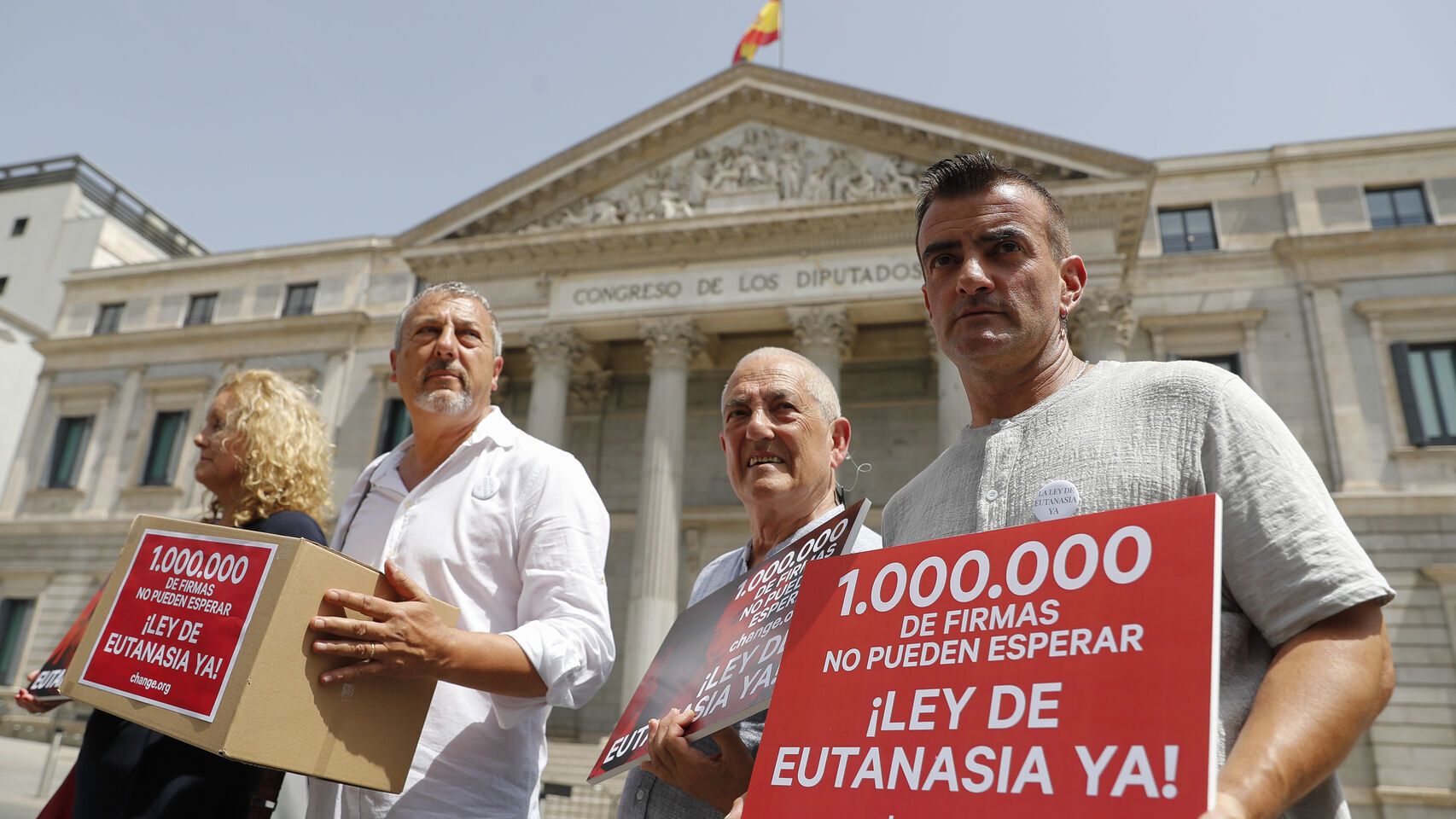 Firmas a favor de una ley que regule la eutanasia.