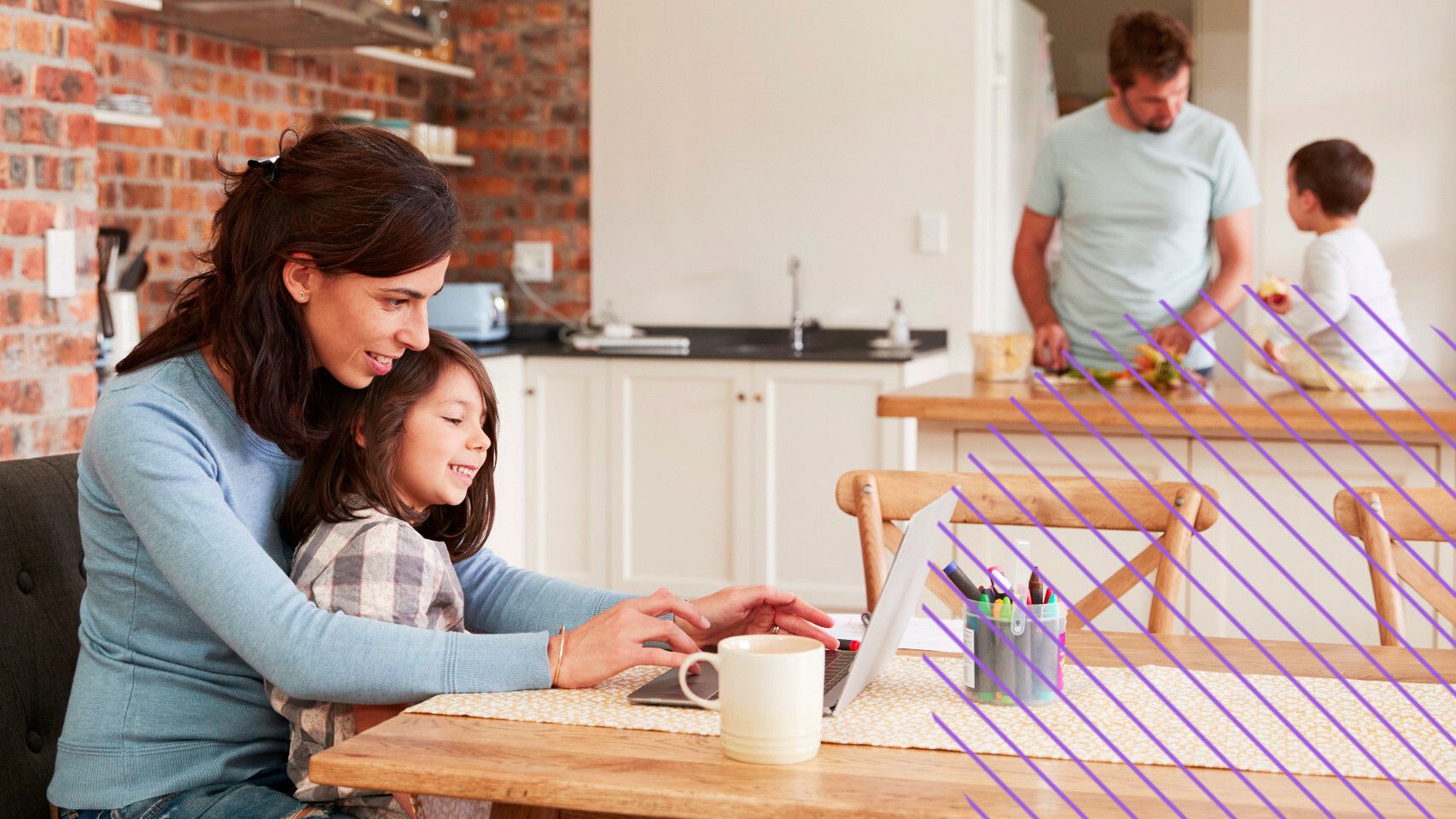 Una pareja con sus hijos en casa.