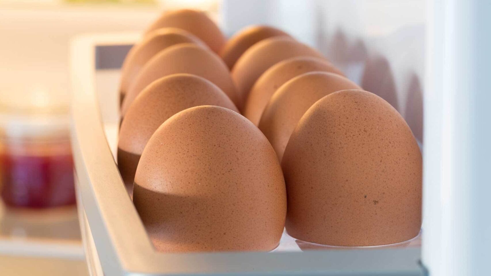 Unos huevos en la huevera del frigorífico.