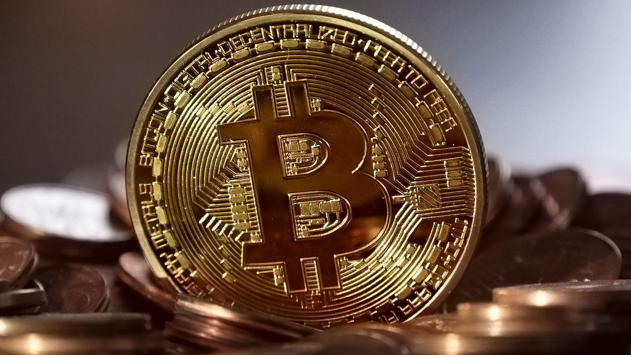 Una moneda física de bitcoin.
