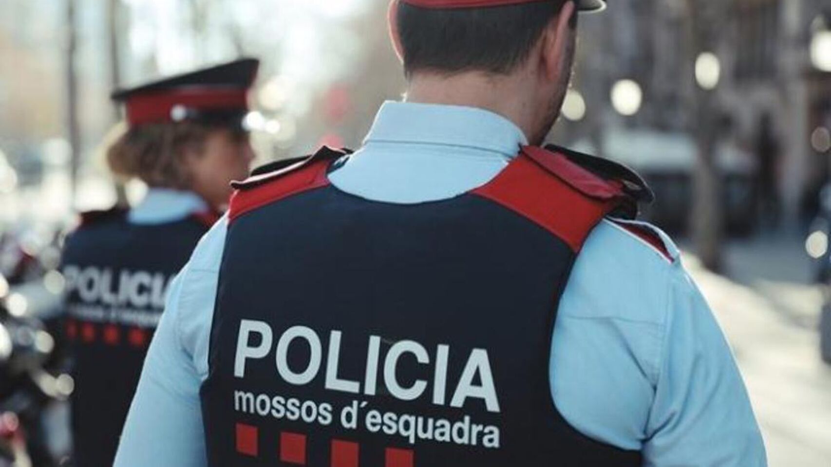 Dos agentes de los Mossos d' Esquadra.