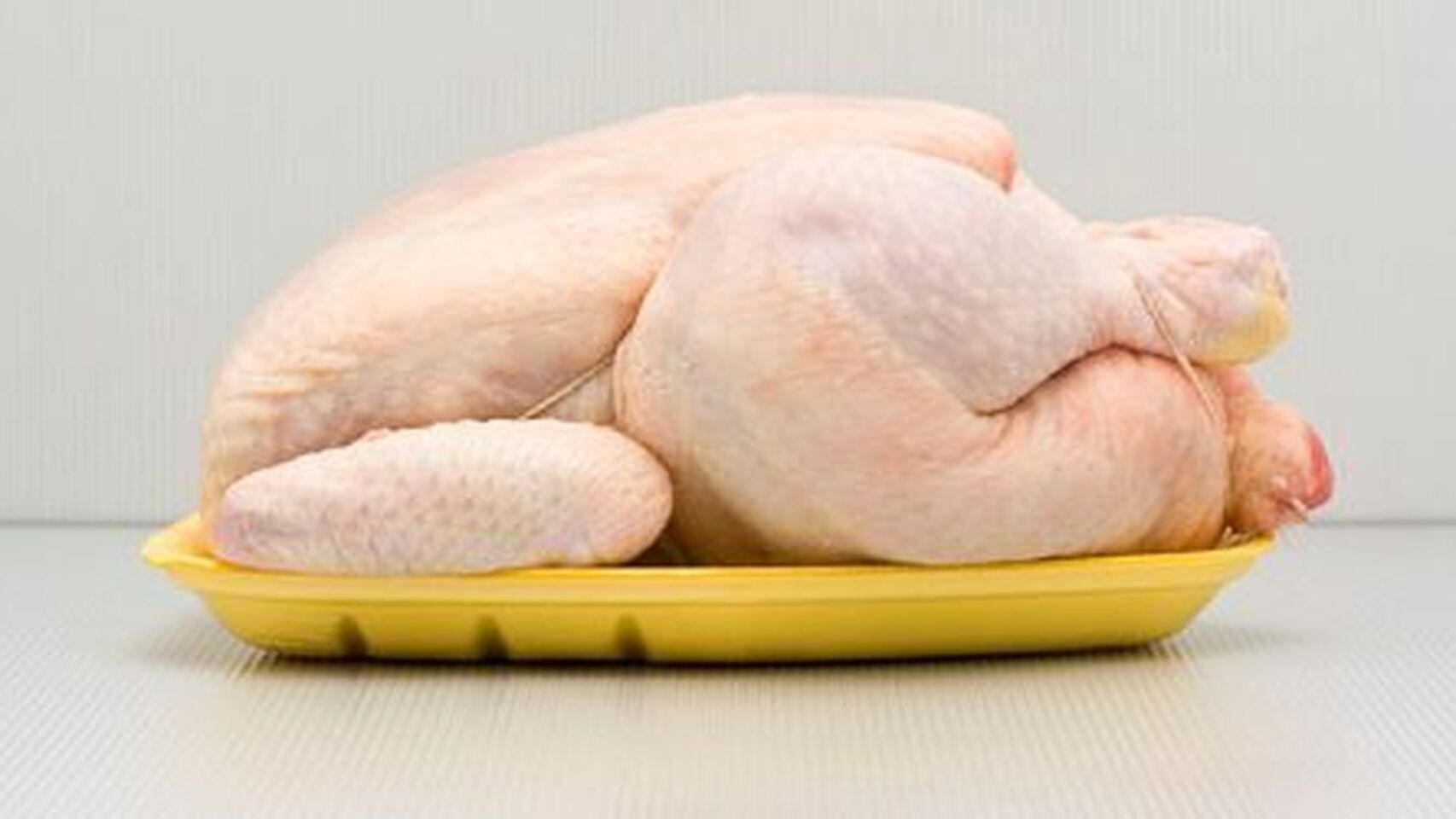 Un pollo entero crudo.