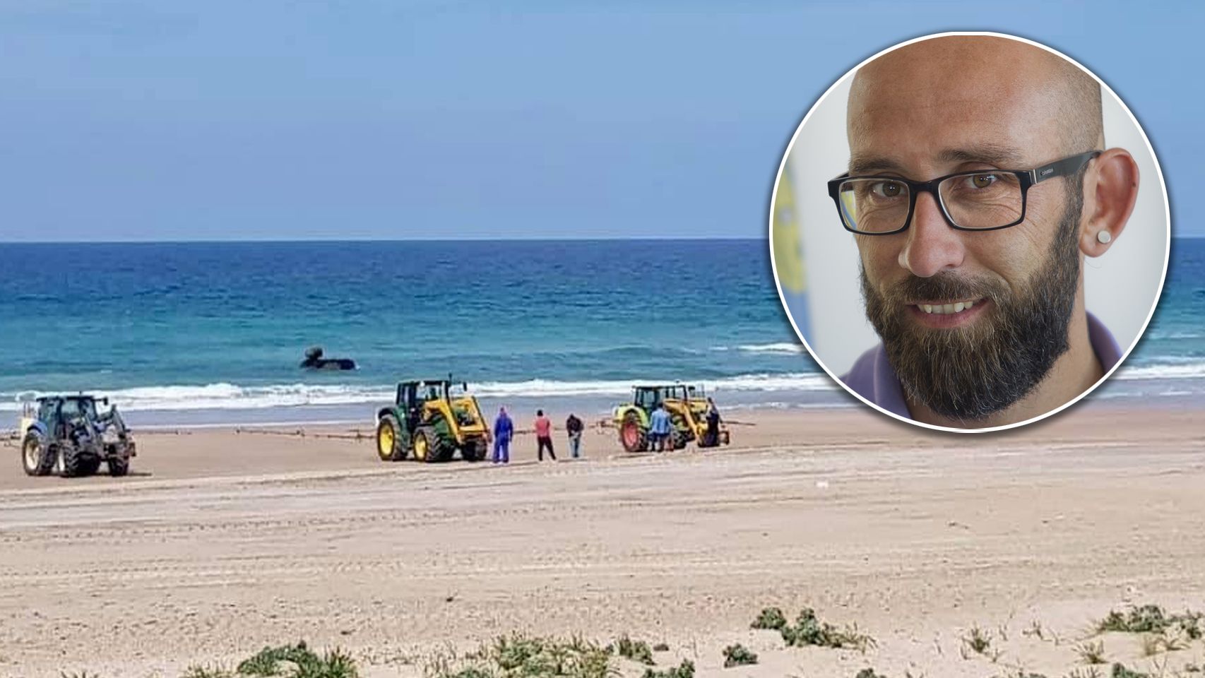 Fotografía del pasado domingo 26 de abril  los tractores usados en la playa de Zahara de los Atunes (Cádiz).