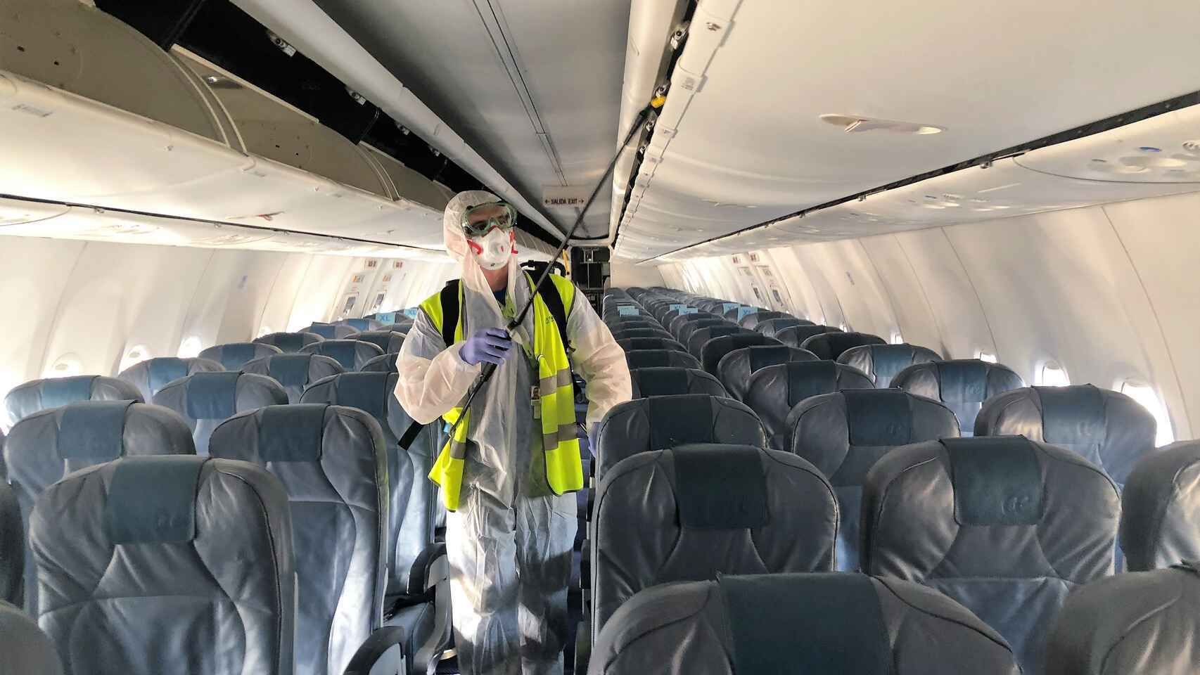 Desinfección de un avión.