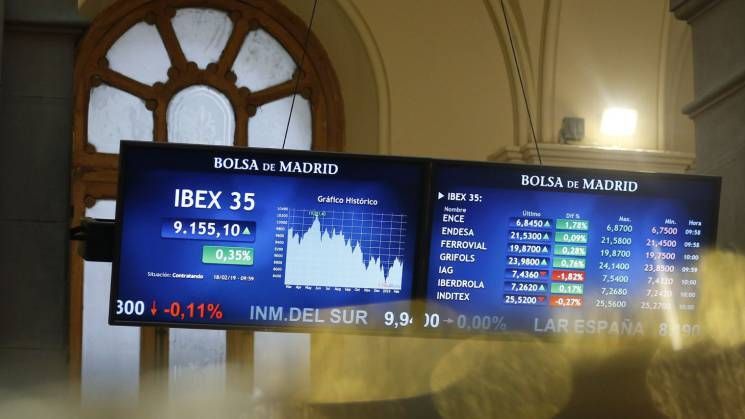 Pantallas de la Bolsa de Madrid con el Ibex 35 en ellas.