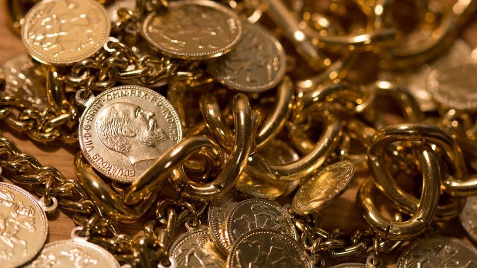 Diversas piezas de oro físico.