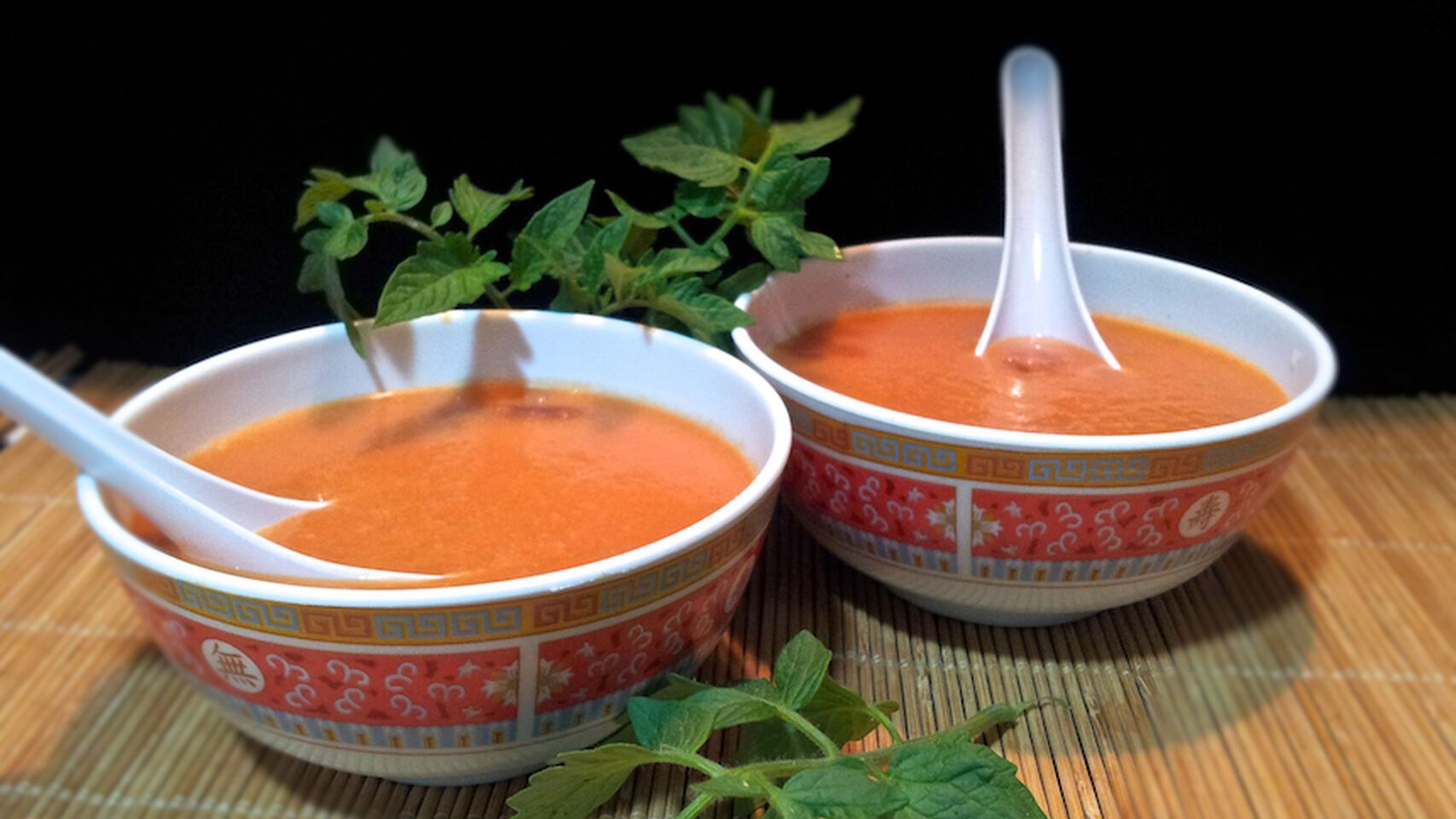 Dos cuencos con gazpacho.
