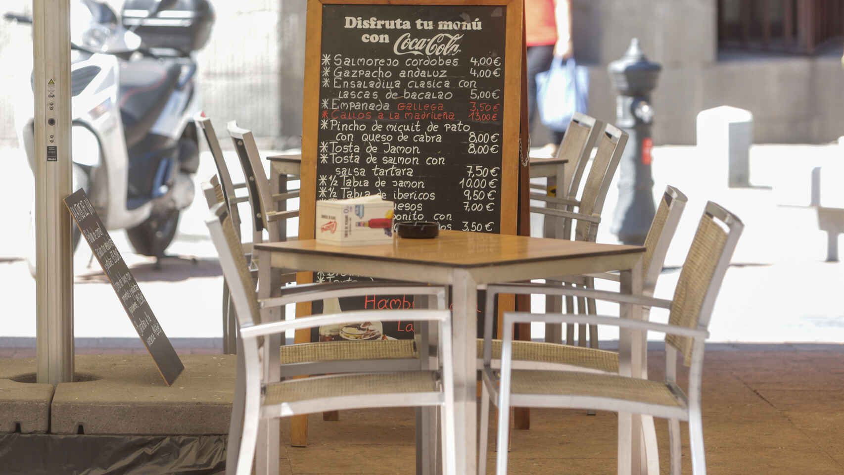 Una mesa vacía en la terraza de un restaurante de Madrid.