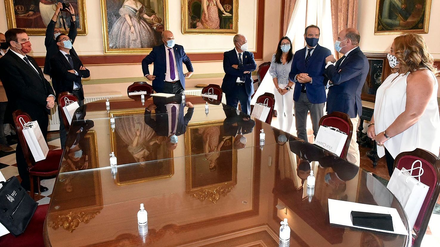 Los asistentes a la reunión con el alcalde de Antequera, Manuel Barón.