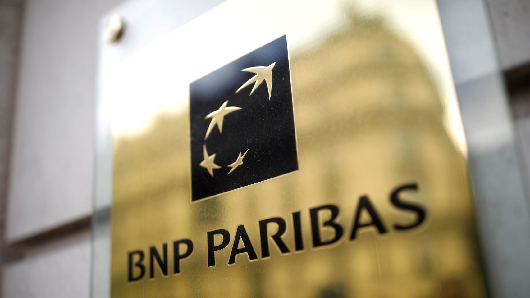 Logo de BNP Paribas en una sede de París.