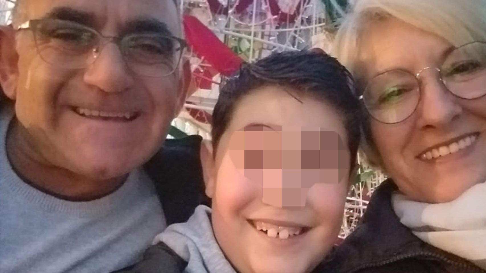 José Antonio, el pequeño Aitor, y Marta, en una imagen cedida a este diario para denunciar las circunstancias de la muerte del menor.