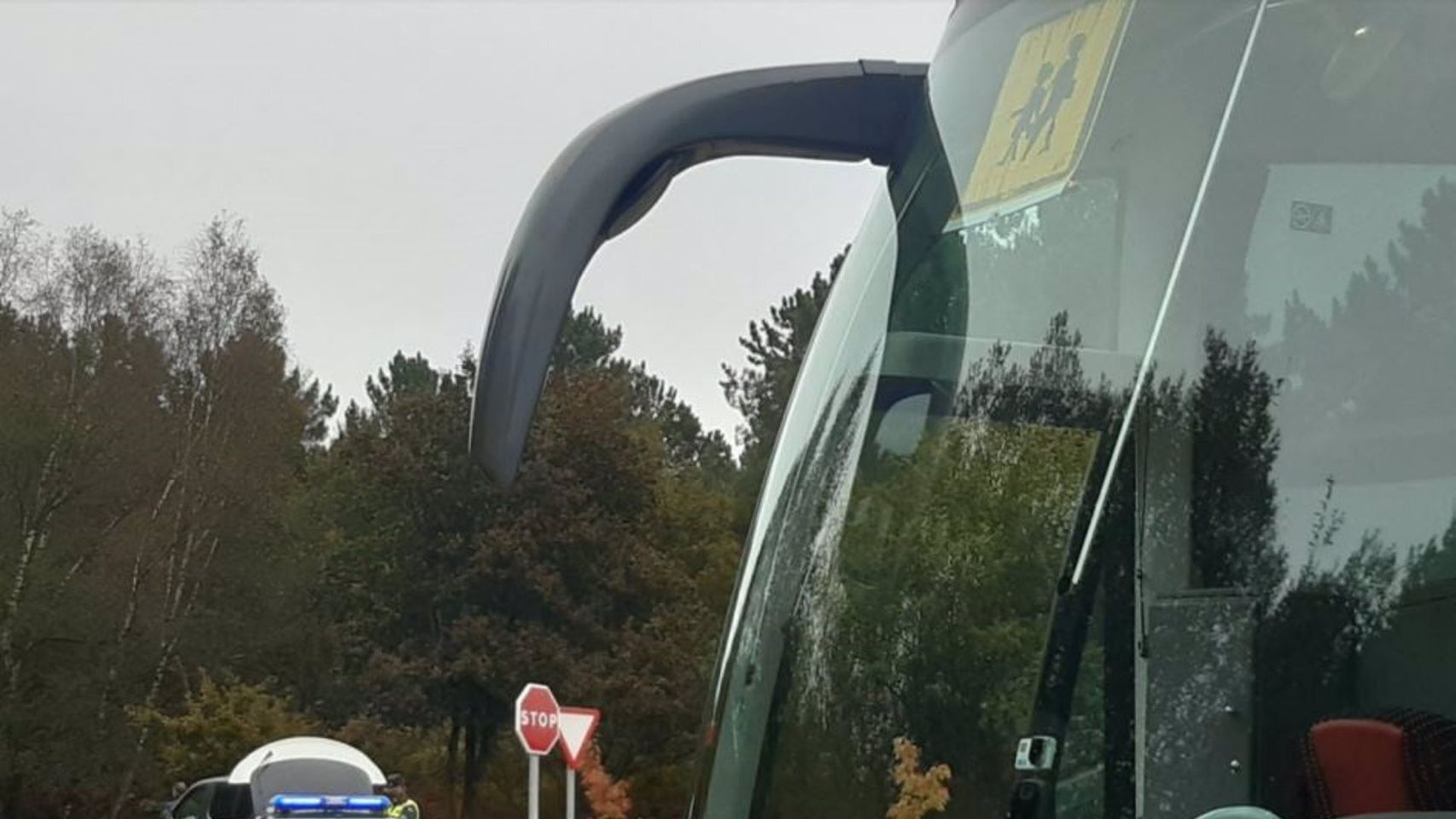 Control de transporte escolar realizado por la Guardia Civil en Orense.